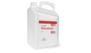 Une vue de profil d'un bidon de 5 litres du produit Karakas. Sur le coté figure l'étiquette du produit de couleur rouge et blanche